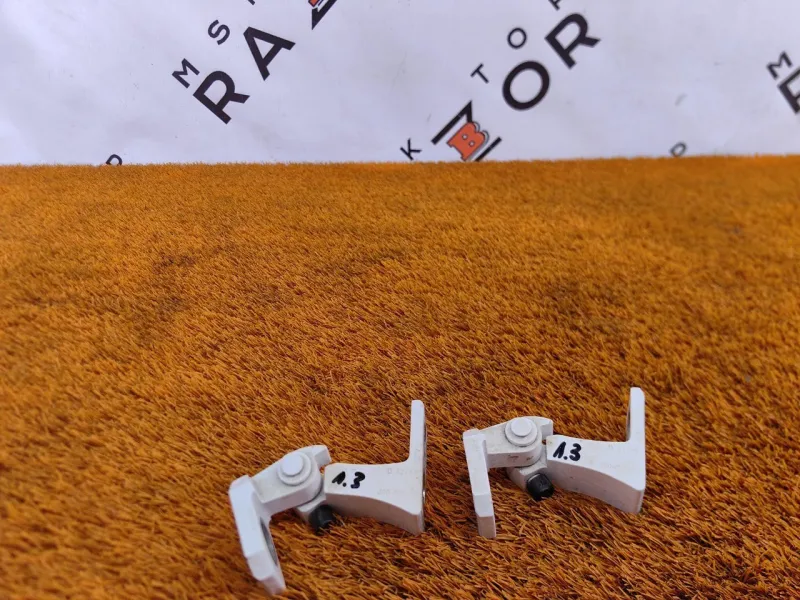 Петля двери