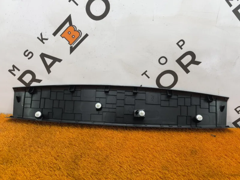 Накладка крышки багажника