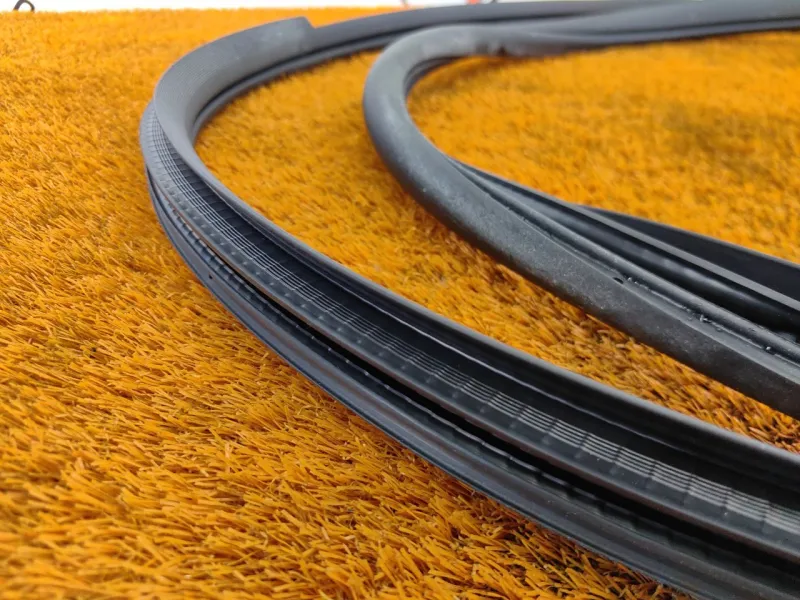 Уплотнитель проема двери