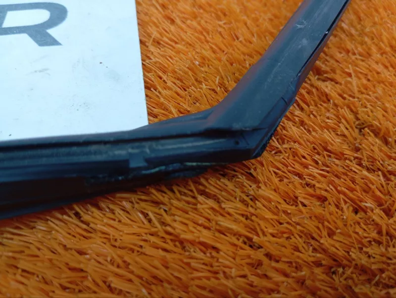 Уплотнитель стекла двери