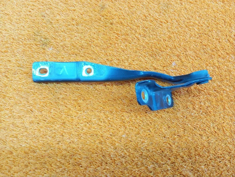 Петля капота