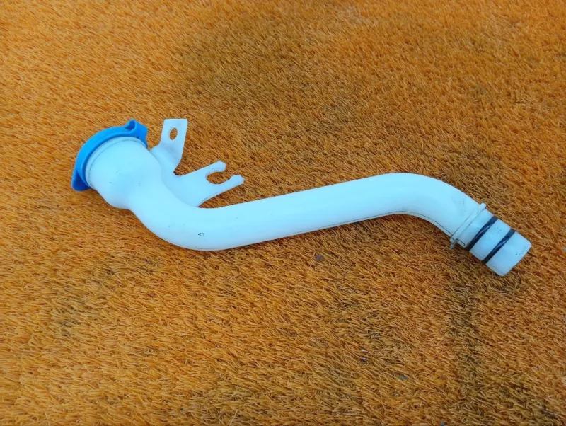 Горловина бачка стеклоомывателя