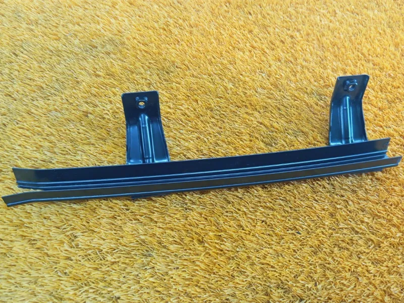 Направляющая стекла двери