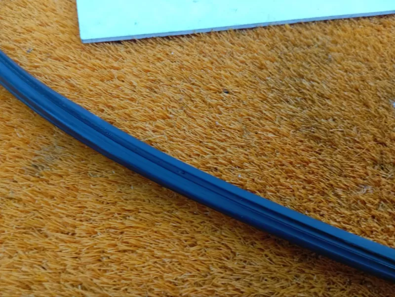 Уплотнитель стекла двери