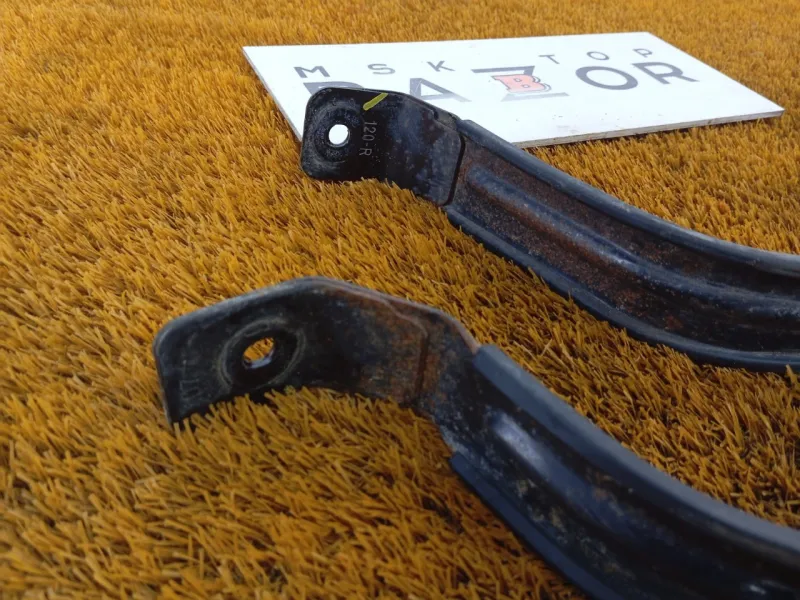 Крепление топливного бака