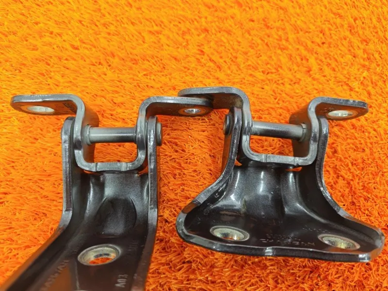 Петля двери