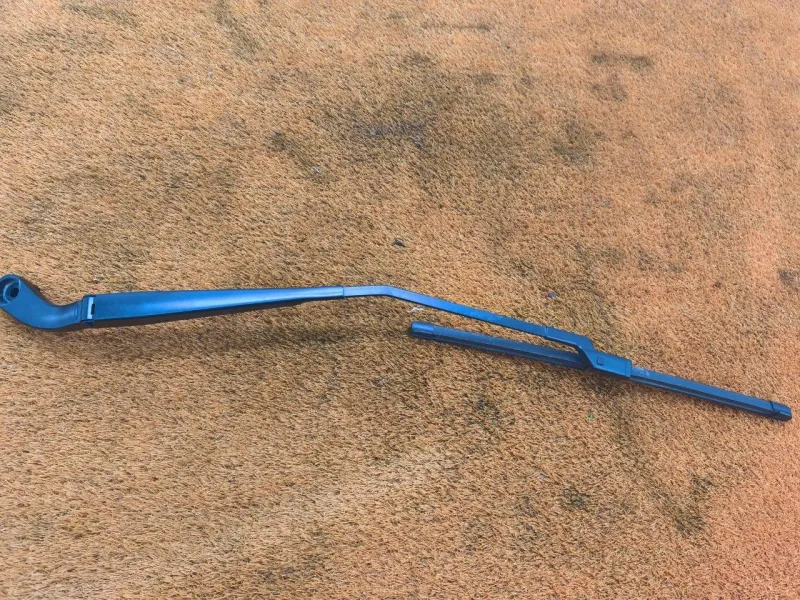 Поводок стеклоочистителя лобового стекла