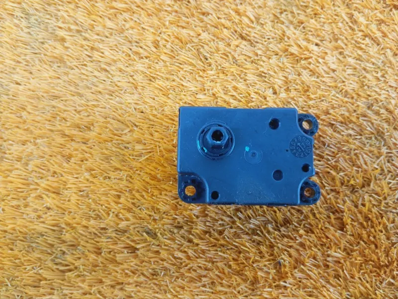 Сервопривод заслонок печки