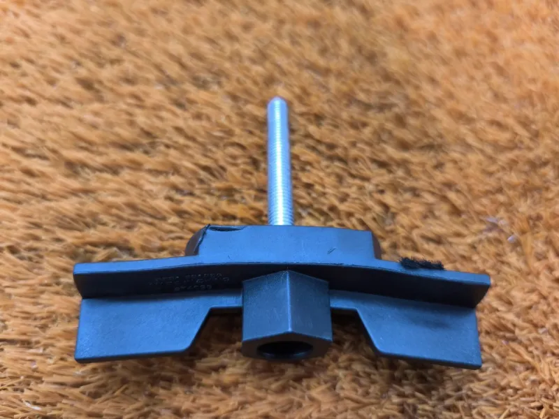 Болт крепления запасного колеса