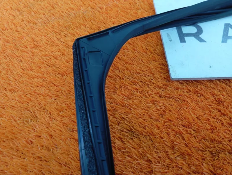 Уплотнитель стекла двери