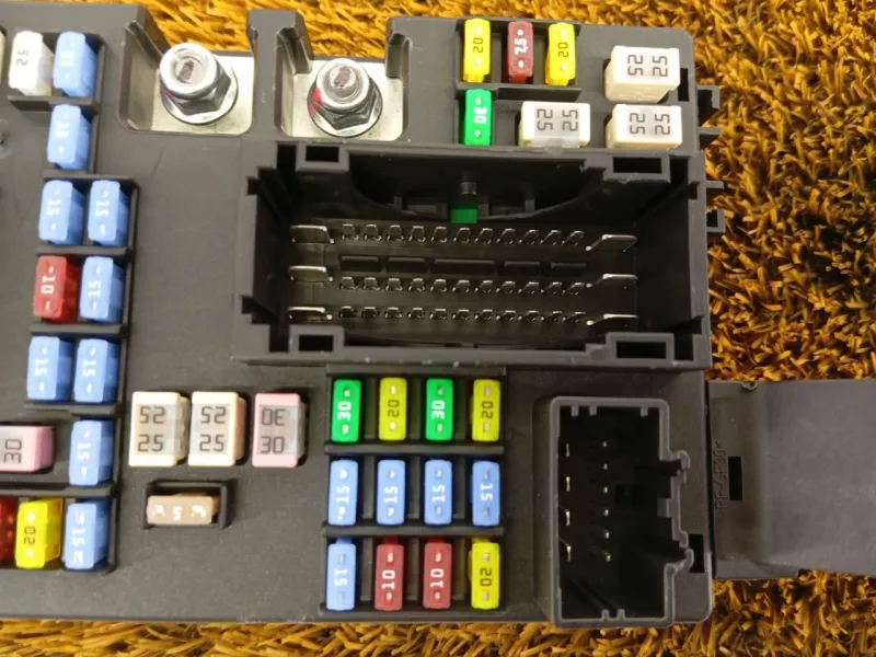 Блок предохранителей салонный