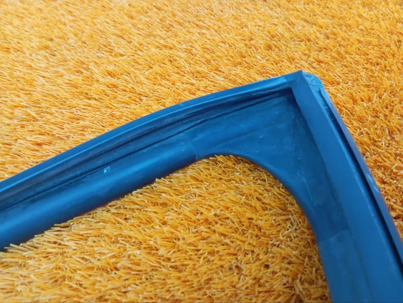 Уплотнитель стекла двери