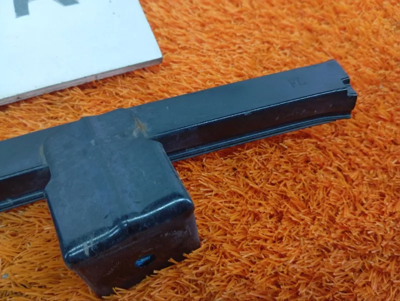 Направляющая стекла двери