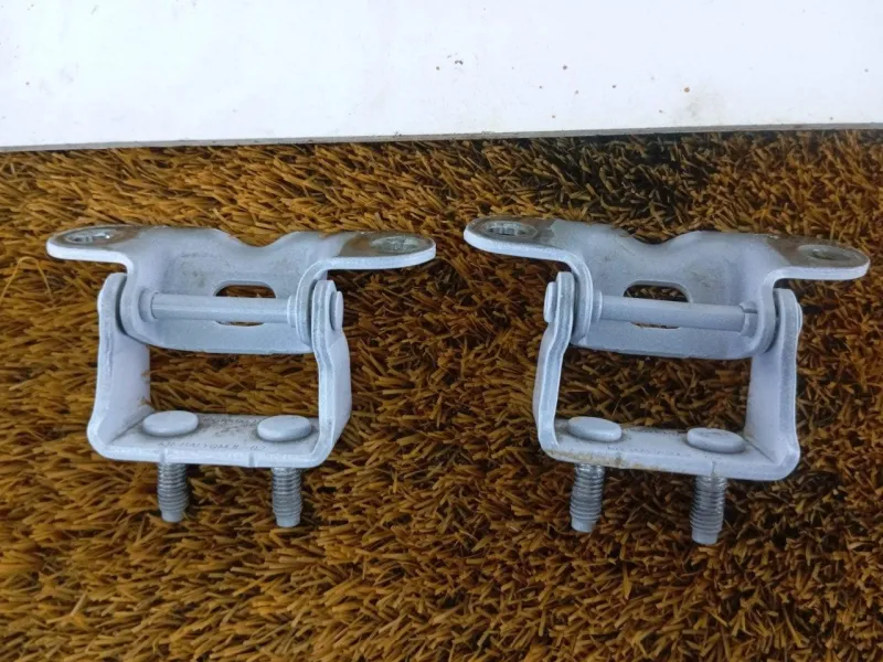 Петля двери багажника