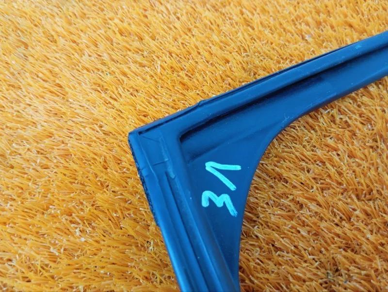 Уплотнитель стекла двери