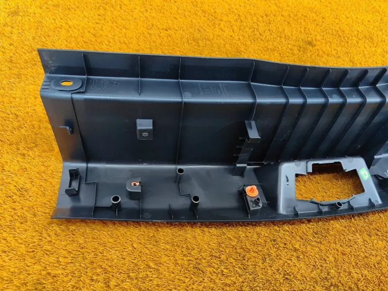 Накладка замка багажника