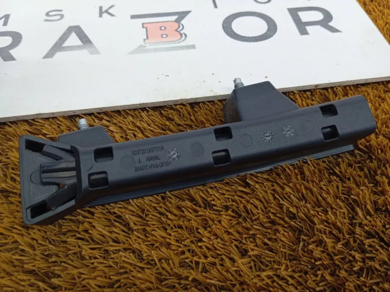 Направляющая стекла двери