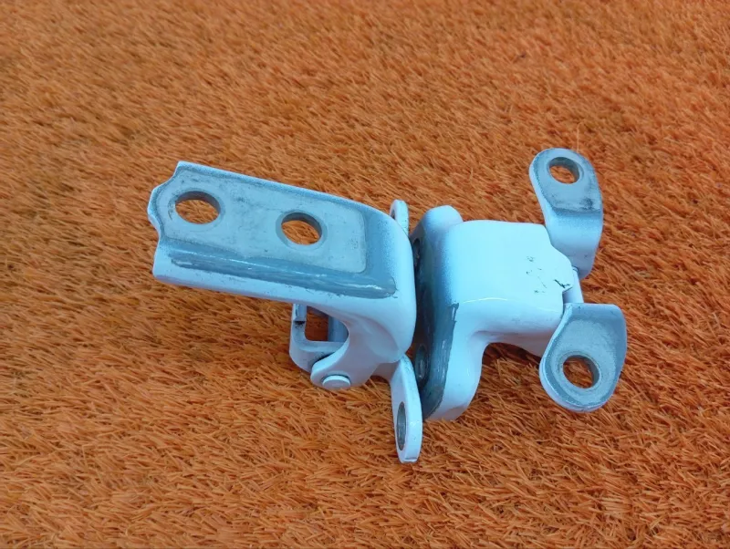 Петля двери