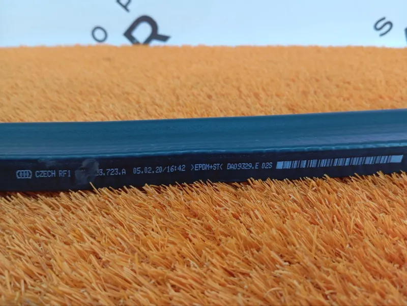 Уплотнитель капота