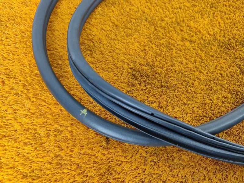 Уплотнитель проема двери