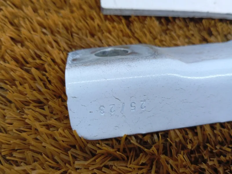 Петля капота