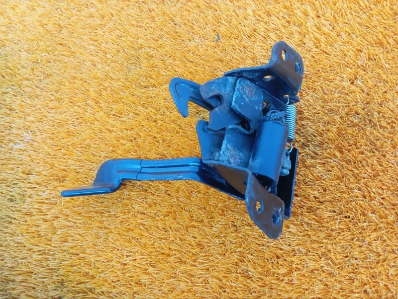 Замок капота