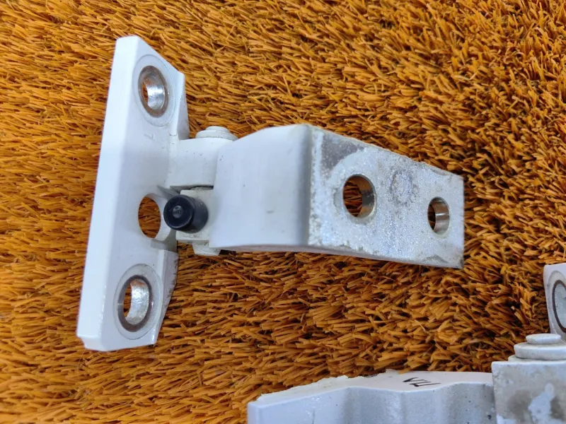 Петля двери