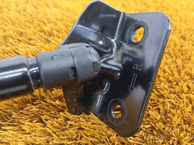 Амортизатор багажника