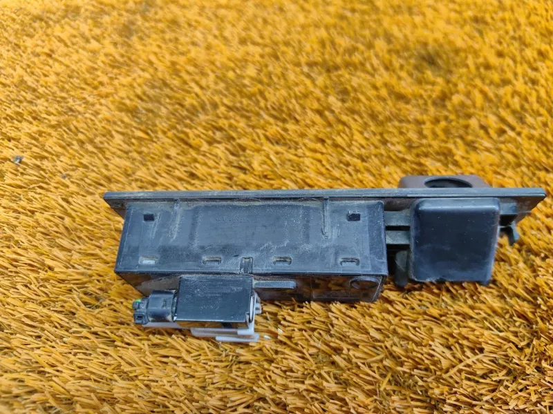 Кнопка открывания багажника