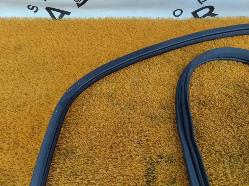 Уплотнитель проема двери