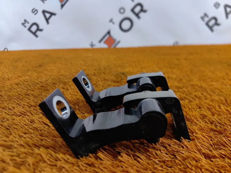 Петля двери