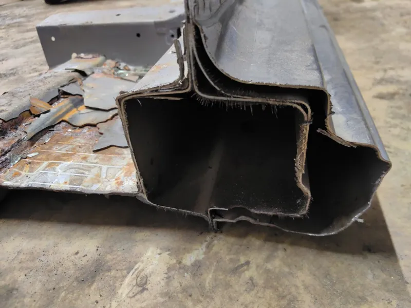 Порог с центральной стойкой