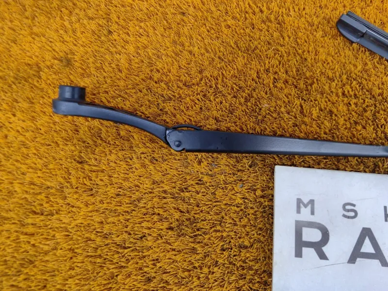 Поводок стеклоочистителя лобового стекла