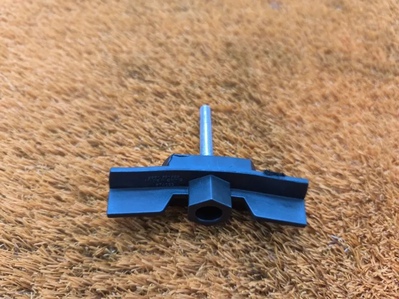 Болт крепления запасного колеса