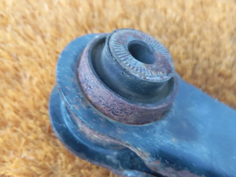 Рычаг подвески нижний