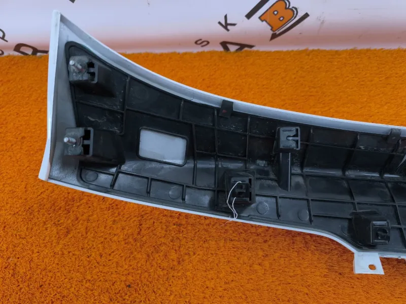 Накладка крышки багажника