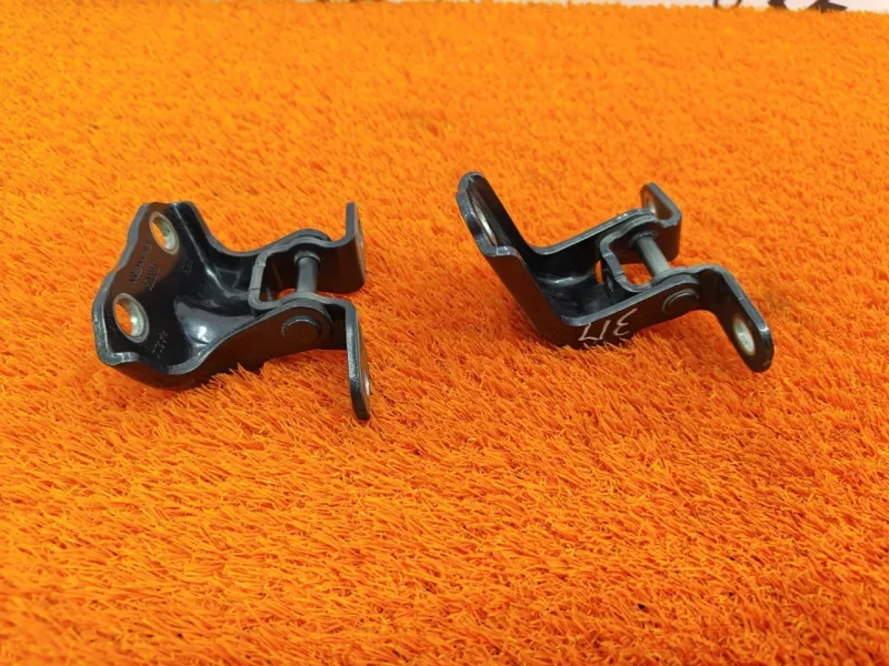 Петля двери