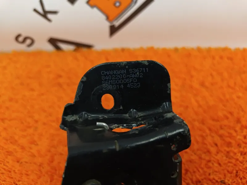 Замок капота