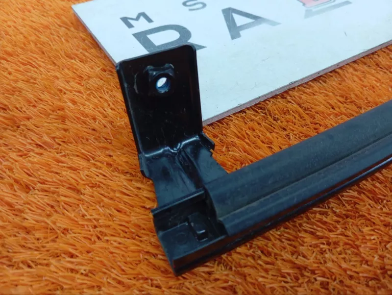 Направляющая стекла двери