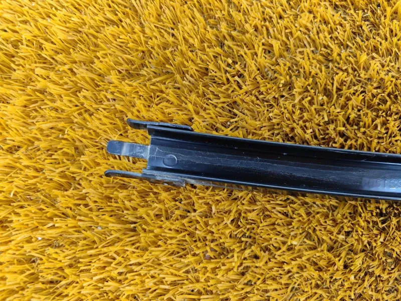 Направляющая стекла двери