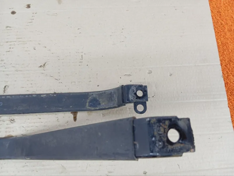 Крепление топливного бака