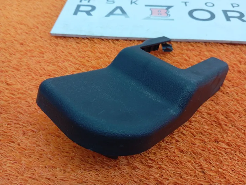 Заглушка крепления сиденья