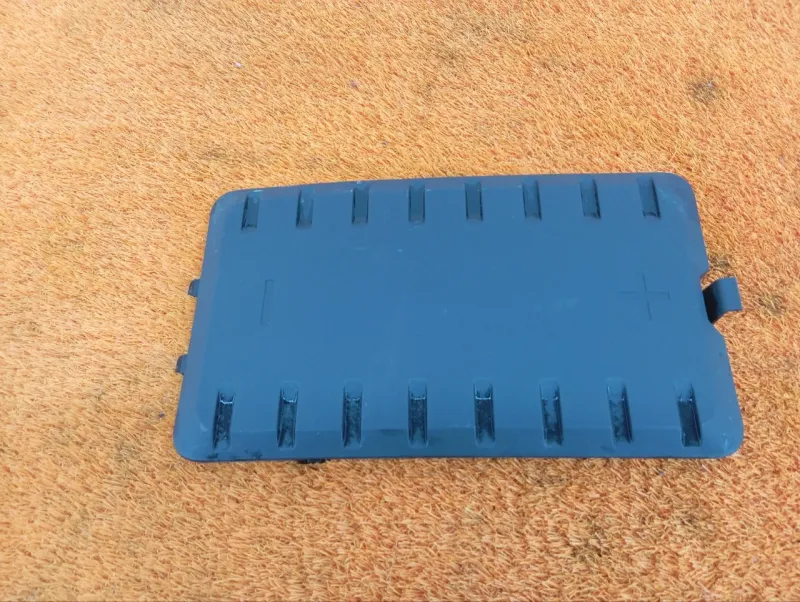 Крышка короба аккумулятора