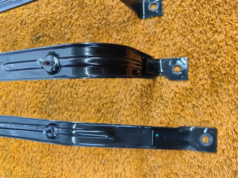 Крепление топливного бака