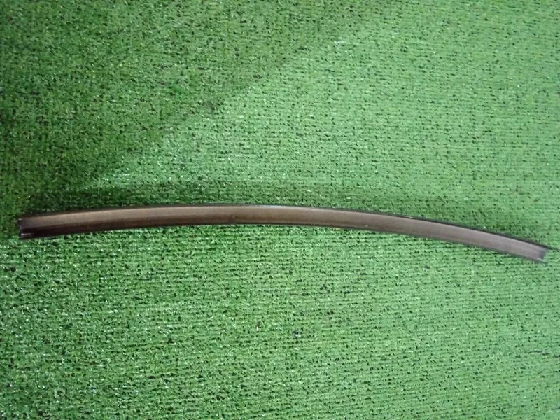 Направляющая стекла двери