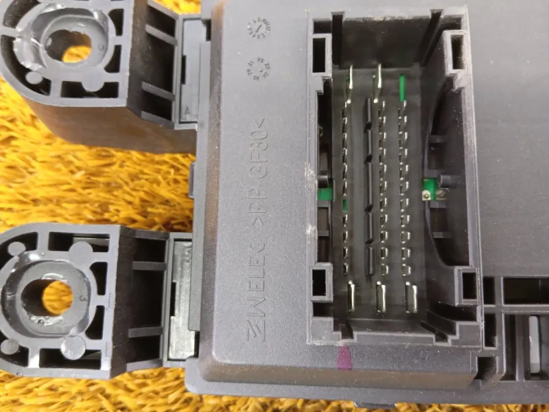 Блок предохранителей салонный