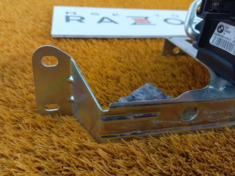 Направляющая шторки багажника