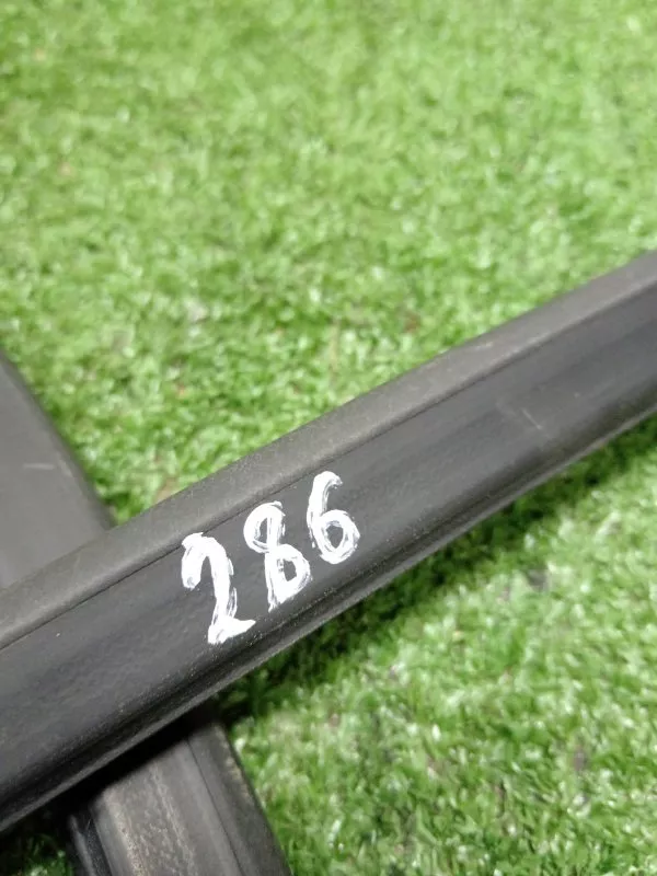 Уплотнительная резинка боковой двери