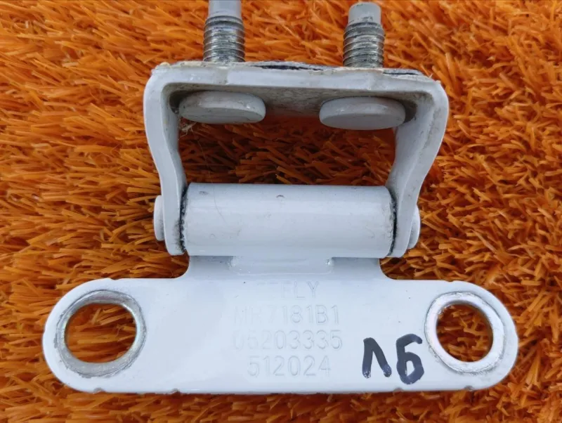 Петля двери багажника