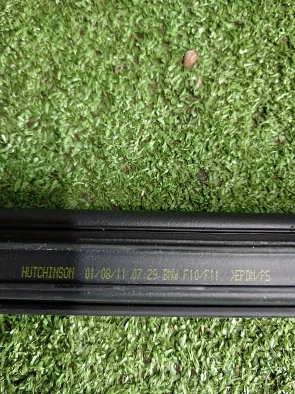 Уплотнитель стекла двери